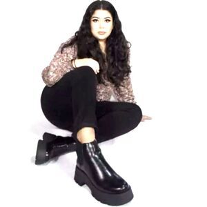 Julia Booties . Size: 7 Chelsea Upper w/ Chunky Bottom . Sam & Libby New in Box